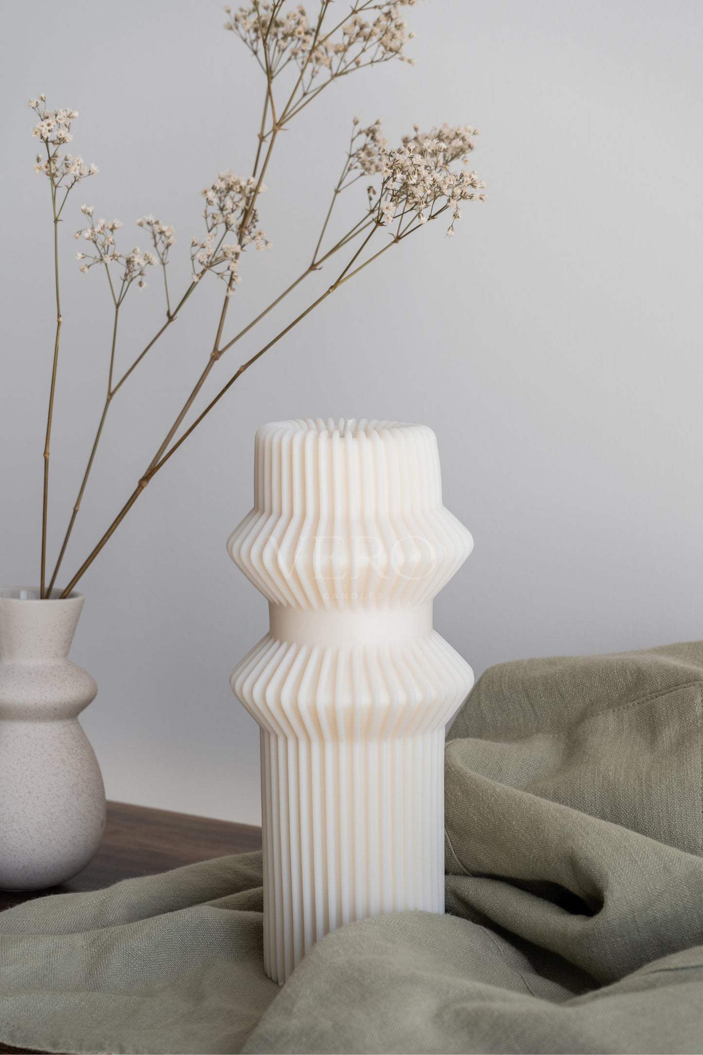 Minimalist Ribbed Pillar